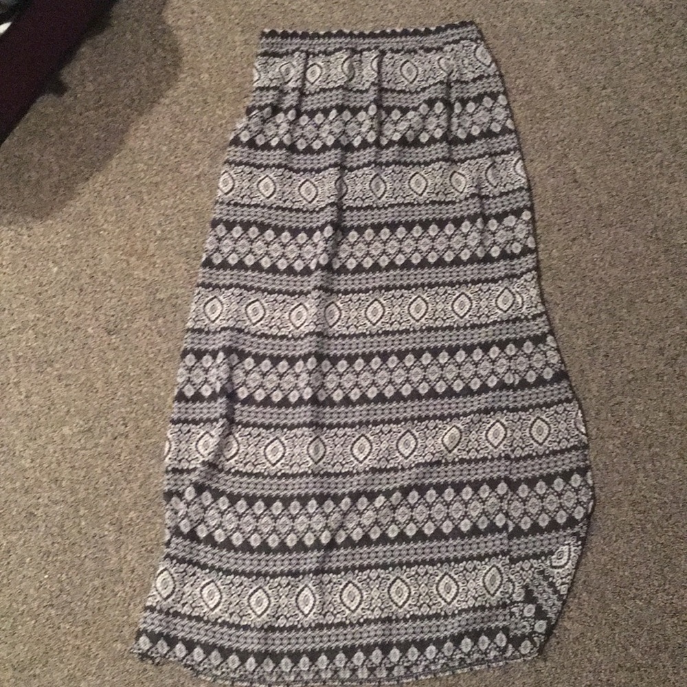 Long skirt with slits on the side